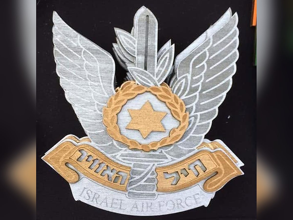 סמל חיל האוויר בשכבות עץ צבועות ביד